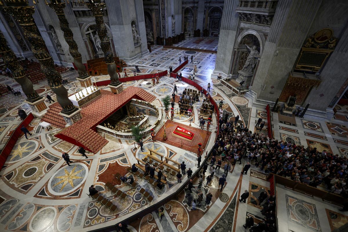 De manera incesante, los fieles rinden homenaje al Papa Francisco durante su velatorio en la Basílica de San Pedro, en el Vaticano.