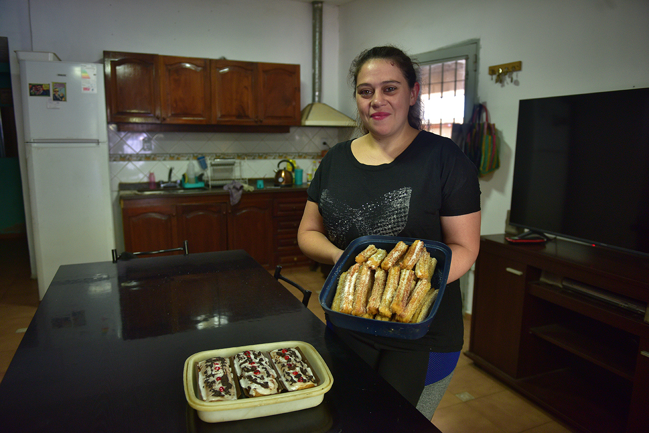 Mayra hace churros y acudió a sus vecinos para poder crecer en su emprendimiento. (Ramro Pereyra / La Voz)