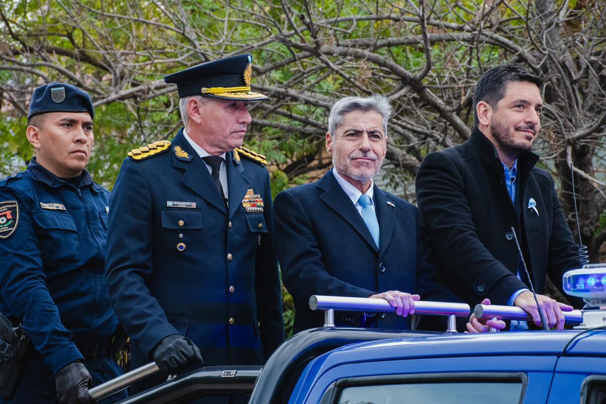 Día de la Bandera: el ministro de Seguridad, Juan Pablo Quinteros, y el intendente de Río Tercero, Marcos Ferrer. (Ministerio de Seguridad)