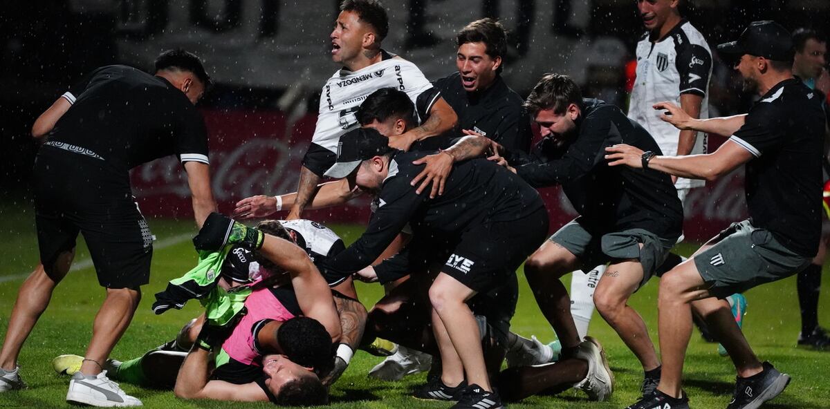 Una montaña de alegría sobre César Rigamonti, el ex Belgrano héroe del ascenso de Gimnasia de Mendoza.