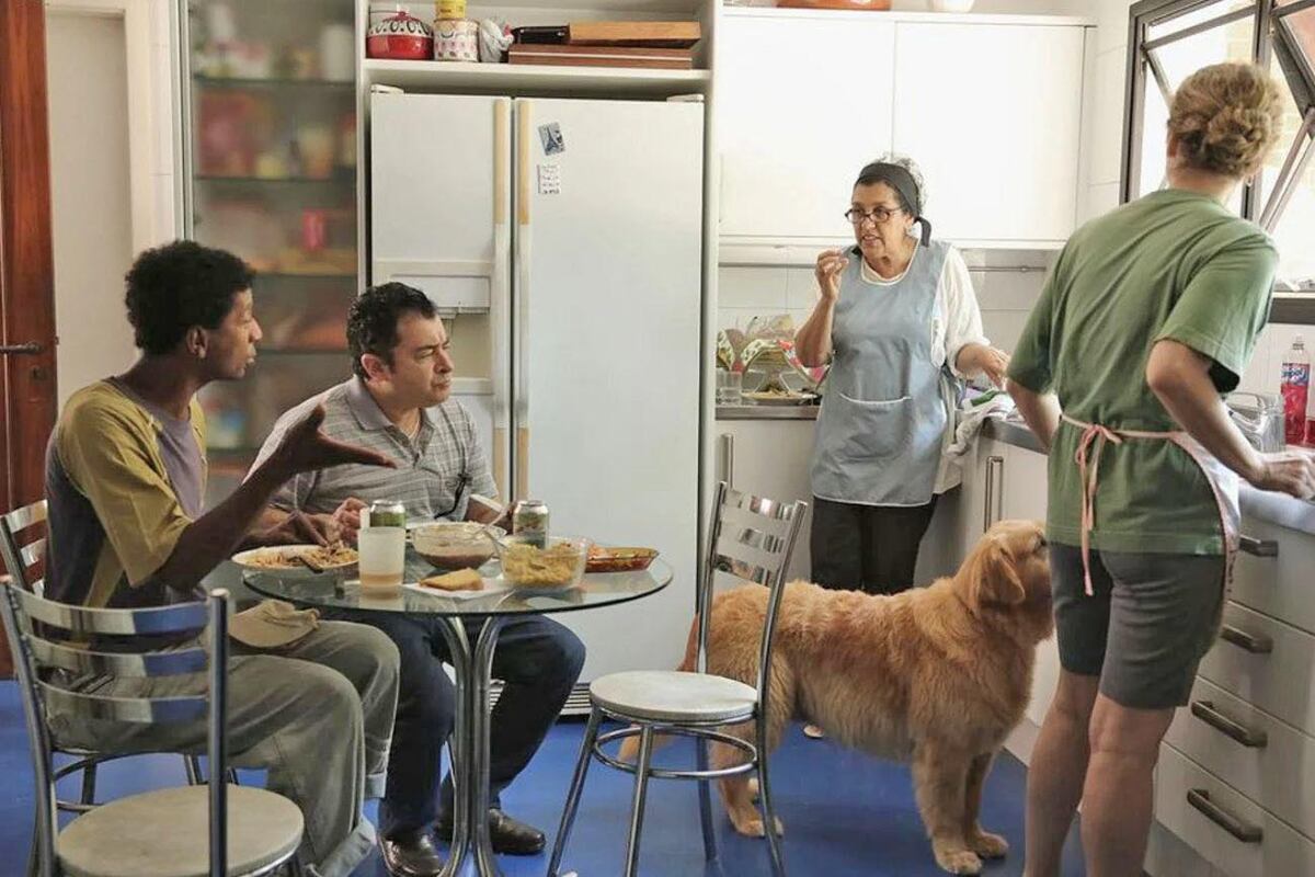 En la comedia Qué horas ela volta?, la disposición de los espacios destaca la rigurosa jerarquía social brasileña.