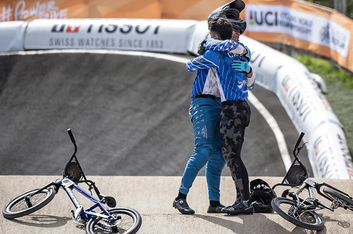 Abrazo histórico en la pista de BMX de Glasgow, con Maturano y Capello, dueños del oro y la plata mundial. (@fedee.capelloo)