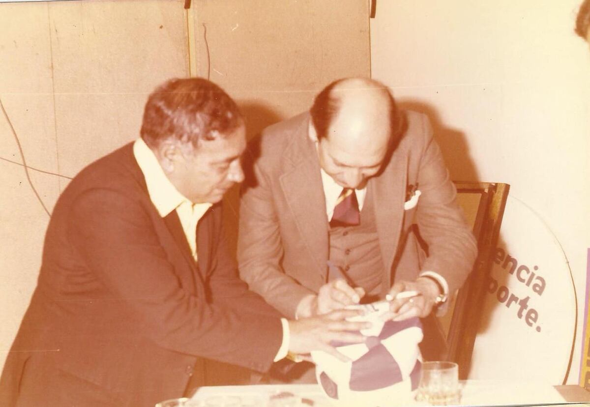 Amadeo Nuccetelli. El presidente histórico de Talleres, con el entonces titular de la subcomisión de fútbol Pascual Nazrala, padre de Amado, actual asambleísta. 