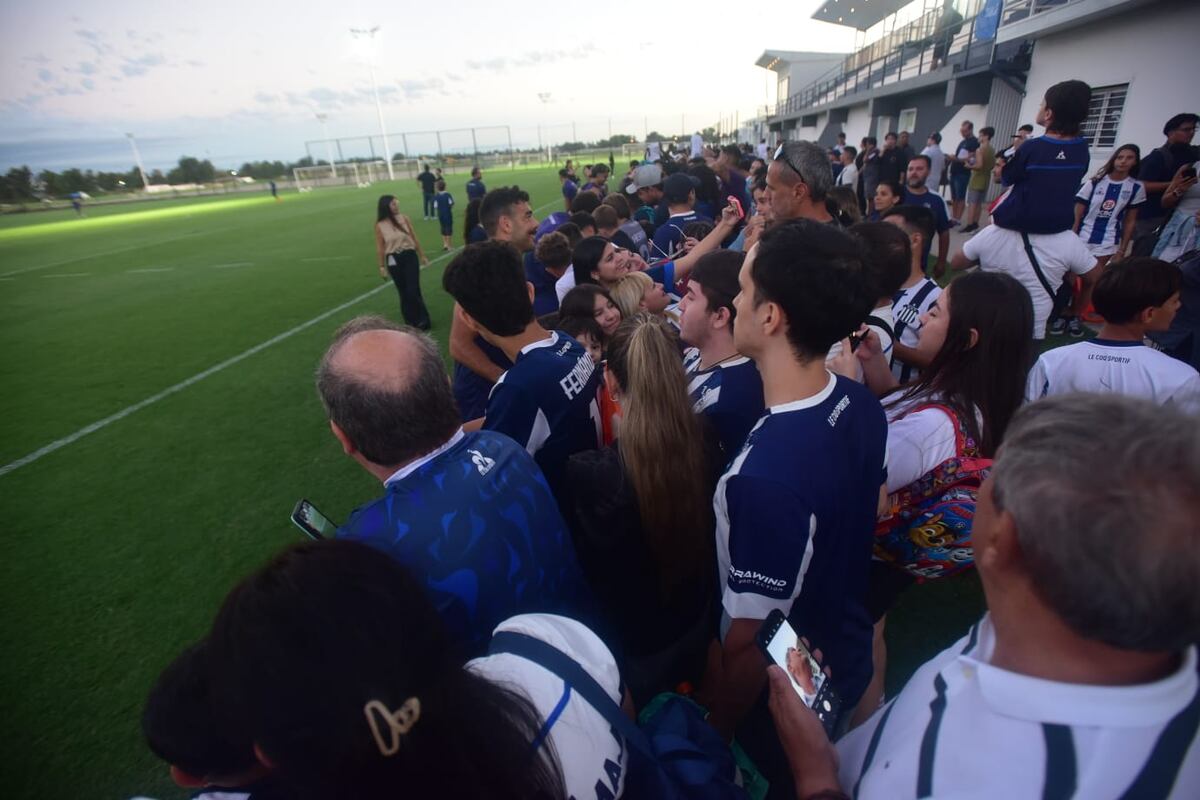 Talleres: el entrenamiento abierto reforzó el vínculo entre el plantel y su gente, en una tarde marcada por el viento y el aliento constante. (Javier Ferreyra / La Voz)