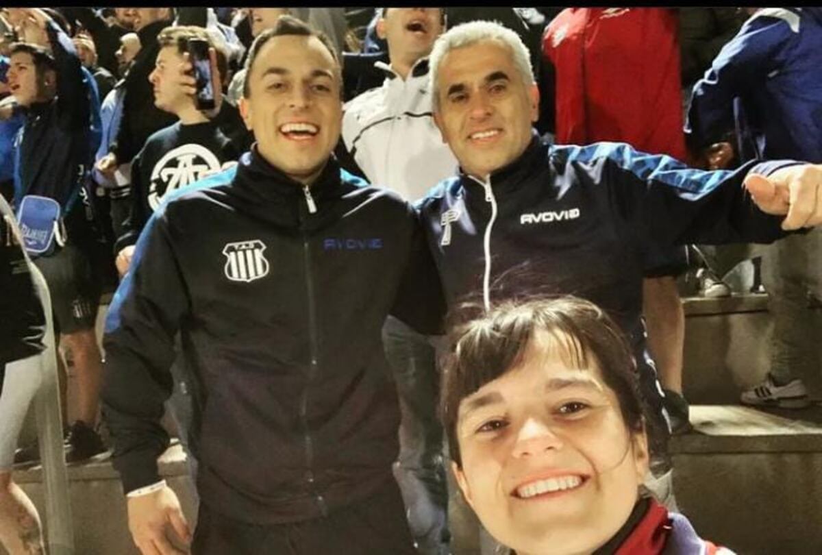 Papá José junto a sus hijos Yamil y Azul, en el estadio Juan Gilberto Funes de La Punta. Felices por el triunfo de Talleres ante Newell's.