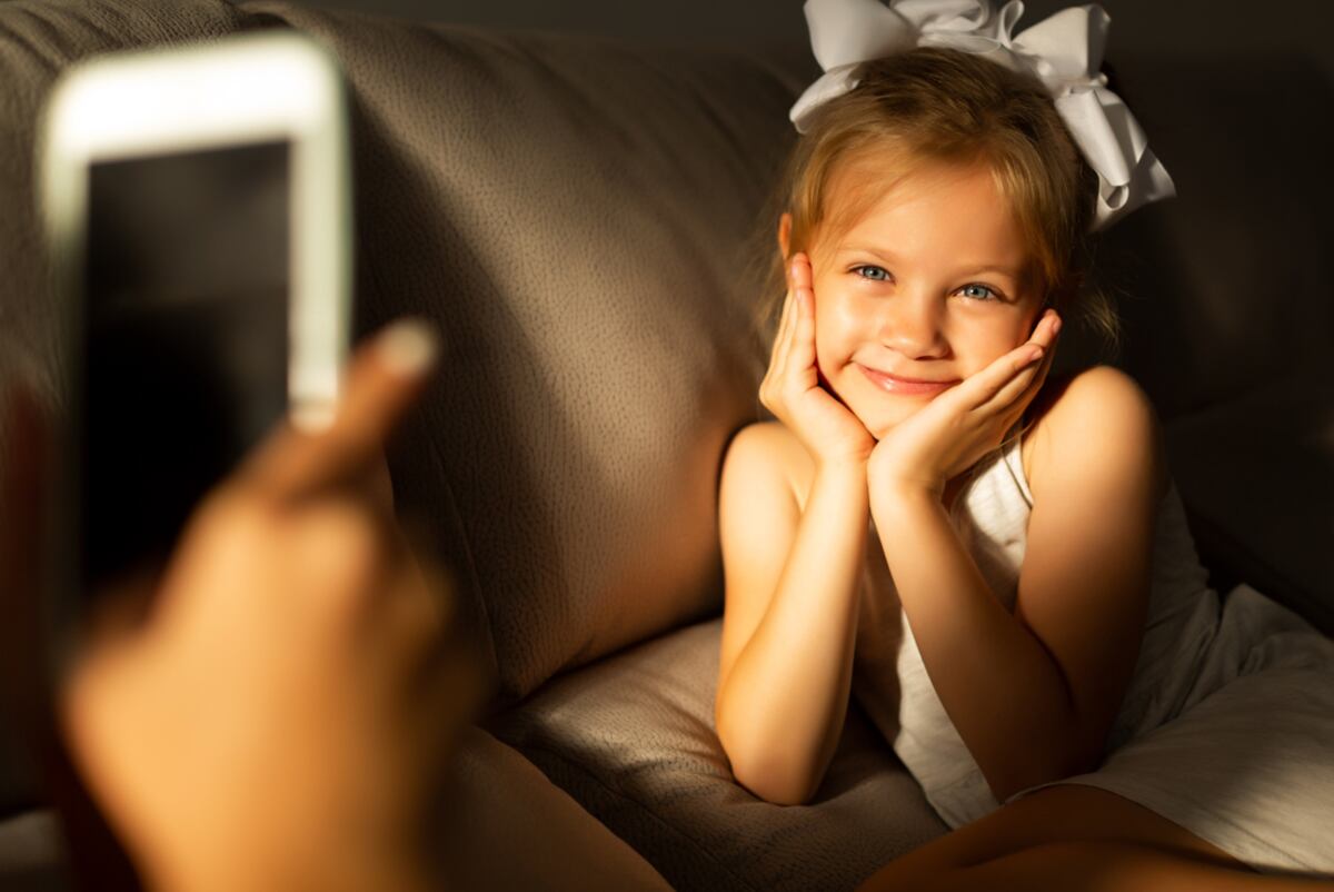 REDES. Padres y madres comparten cada vez más fotos de sus hijos en redes sociales (123RF)