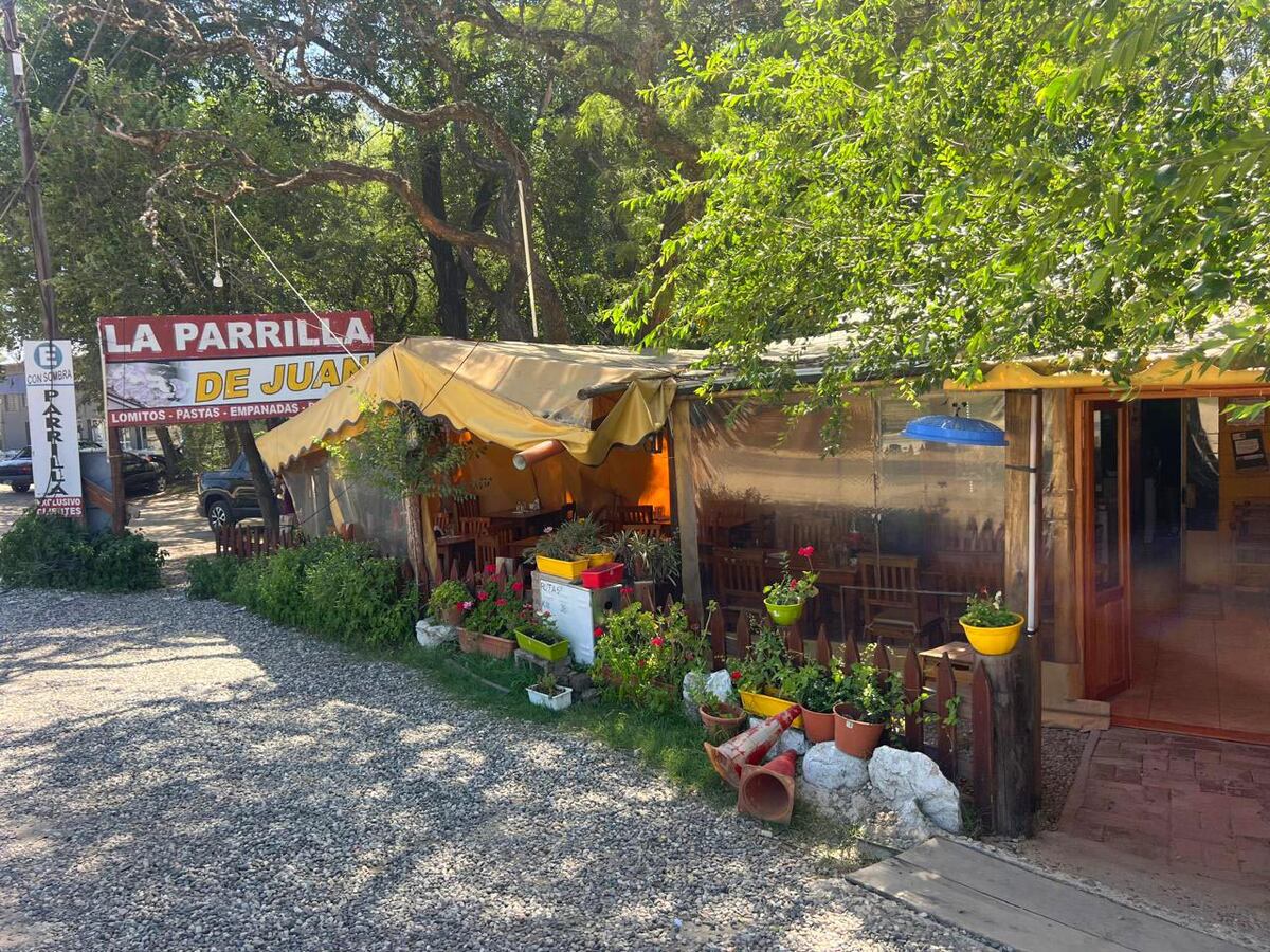 Comedor rutero en la Ruta 5 con parrilla a precios populares.