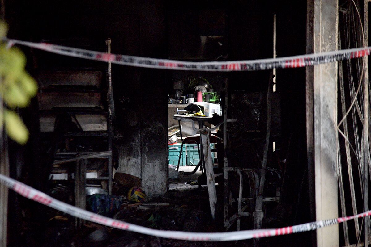 Una familia perdió todo al incendiarse la panadería que tenían en su casa de barrio Yofre Norte. (Pedro Castillo / La Voz)