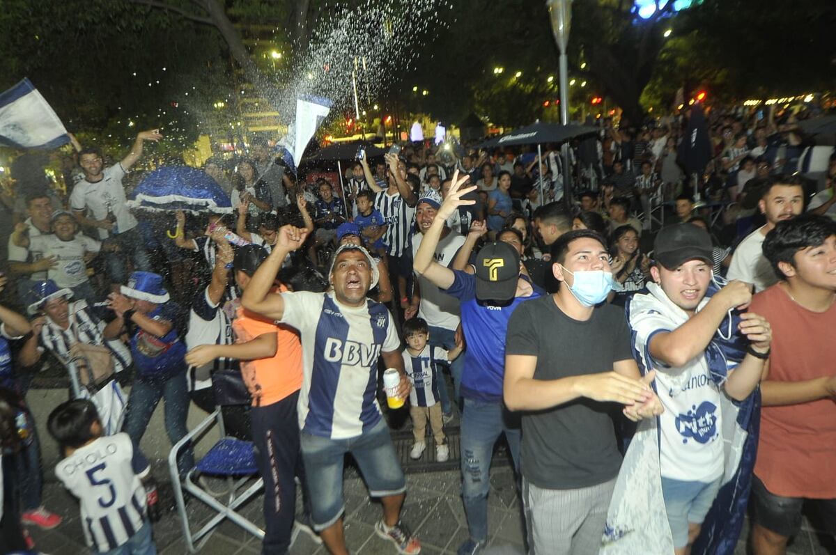 Las mejores fotos de los hinchas de Talleres alentando en Córdoba. (Javier Ferreyra)