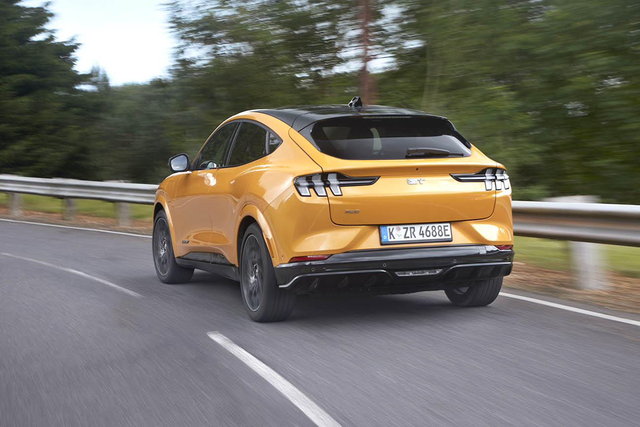 La silueta es tipo SUV cupé, con un remate posterior estilo fastback, y se hacen presente los infaltables faros verticales traseros.