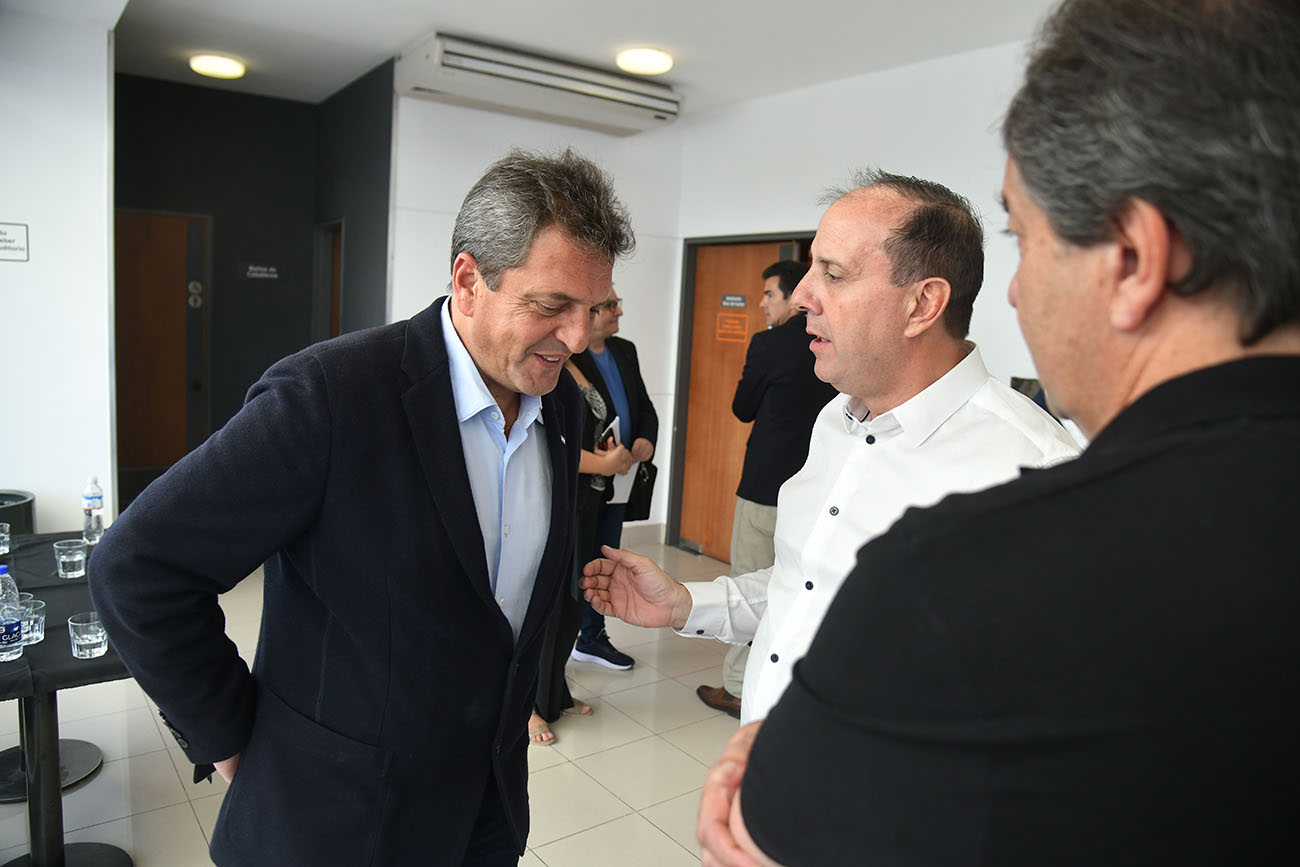 Visita. Sergio Massa visitó la sede a La Voz. La entrevista se realizó en el auditorio Carlos Ortiz. Dijo que con Milei tienen visiones "diferentes" de país. ( Ramiro Pereyra)