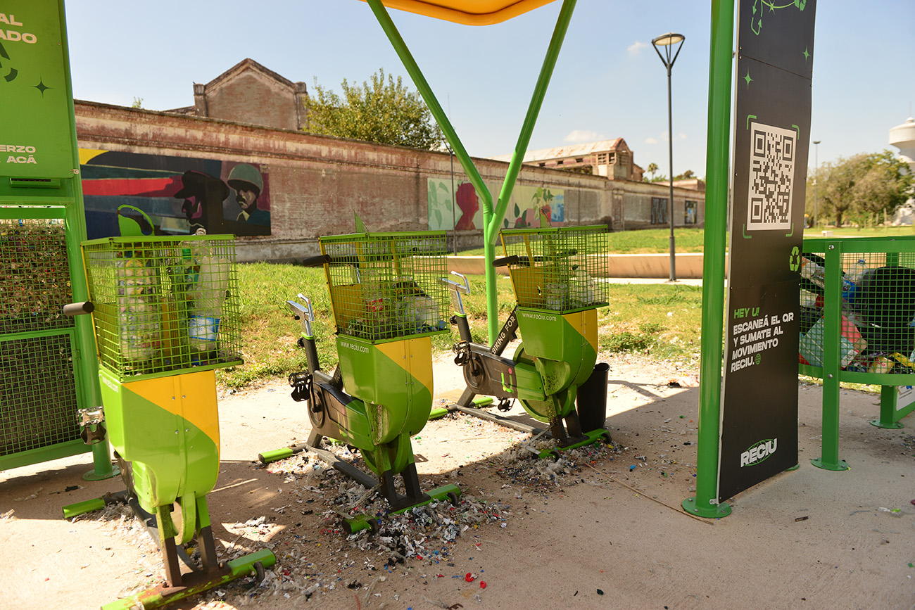 Juegos rotos en el Paseo de la ex cárcel San Martín. Bicicleta de reciclado lleno de basura de plastico. (José Gabriel Hernández / La Voz)