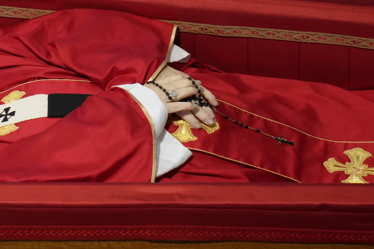 El difunto papa Francisco yace en un ataúd en su capilla ardiente, en la basílica de San Pedro del Vaticano, el 24 de abril de 2025. (AP Foto/Alessandra Tarantino)