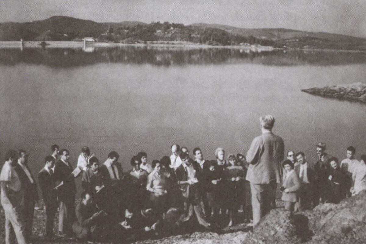 Montes Pacheco dando clase en el dique. (Foto: gentileza Facultad de Turismo y Ambiente)