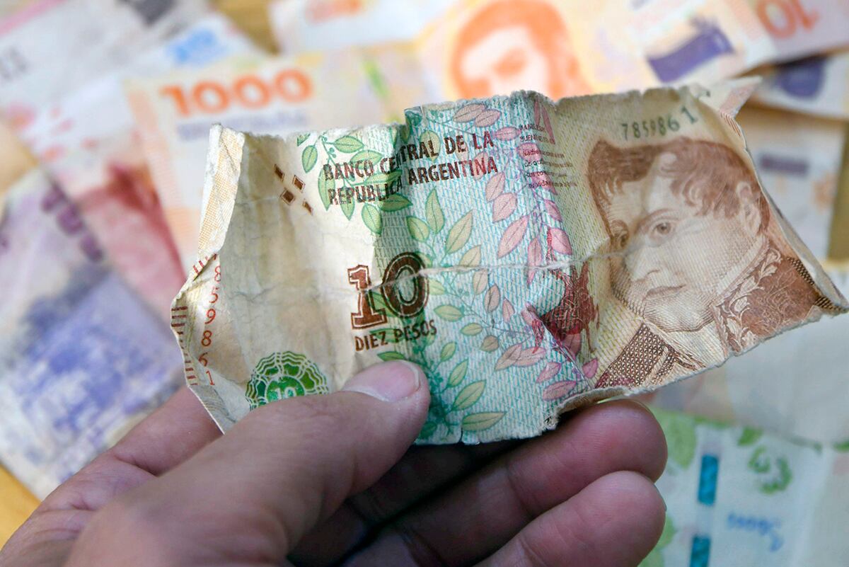 Con tasas negativas, los pesos depositados en plazos fijos pierden rápidamente poder de compra. (La Voz)