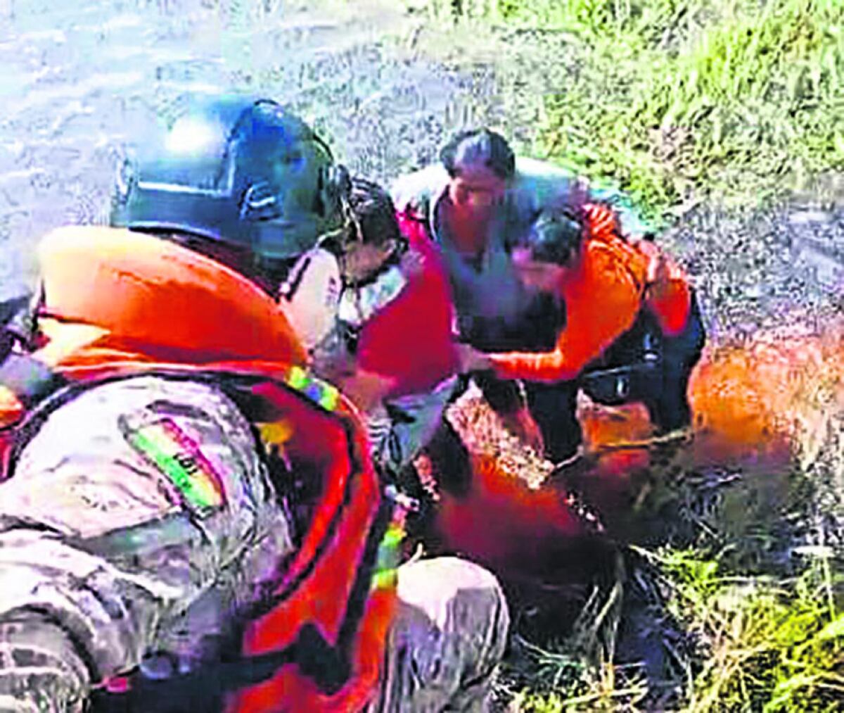 El país estuvo en vilo esperando el milagro. Los viajeros mantuvieron la calma sobre la avioneta en medio del agua, mientras el olor a combustible alejaba a los caimanes y serpientes que los acechaban. (El Deber)