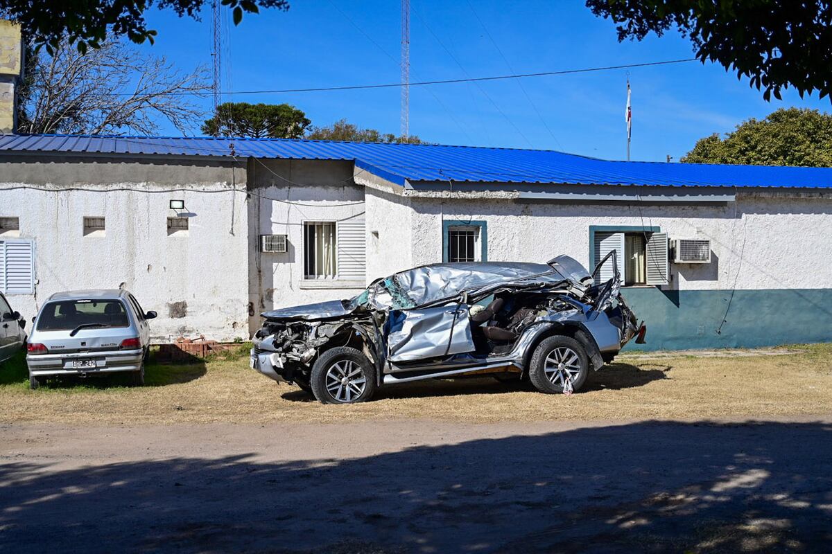 Choque fatal en La Playosa: camión embistió un auto estacionado y un poste, dejando sin luz al pueblo. Como consecuencia del impacto, un hombre mayor de edad que se encontraba dentro del automóvil falleció en el lugar. (La Voz)