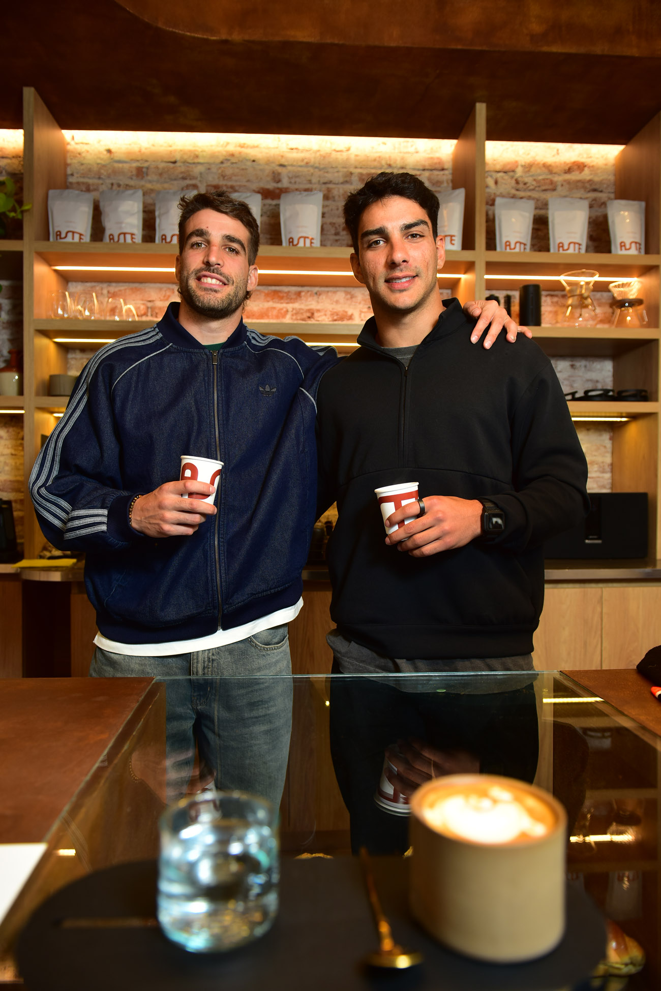 Café entre amigos y punto de encuentro para Juan Cruz Mallía y Santiago Carreras.. (Nicolás Bravo / La Voz)