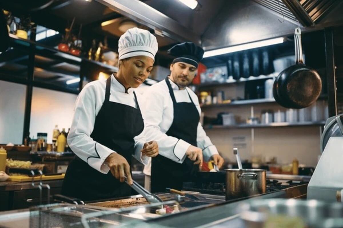 Sueldos de cocineros de casas particulares en febrero de 2026: cuánto cobran este mes
