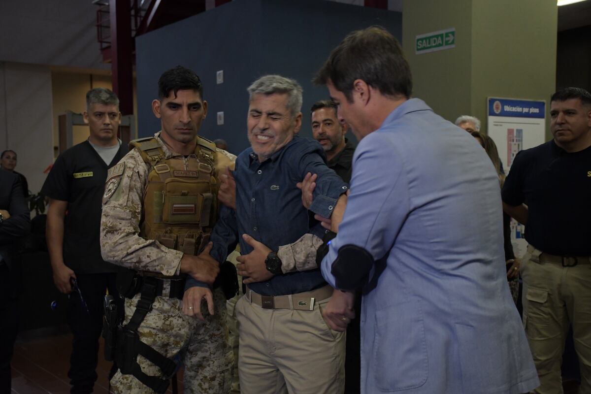 Presentación de guantes de descarga eléctrica en la Jefatura de Policía de Córdoba. (Policía)