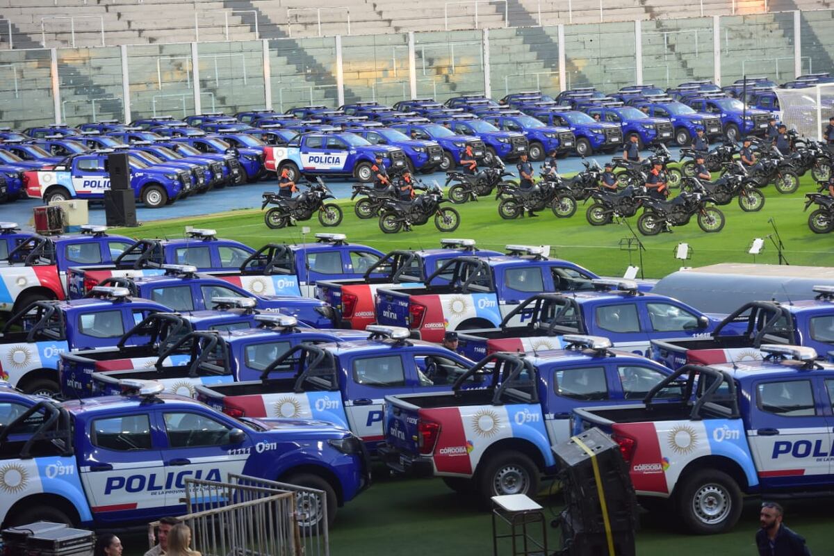 La provincia presenta los nuevos vehículos de la Policía en el estadio Kempes. (Javier Ferreyra/La Voz)
