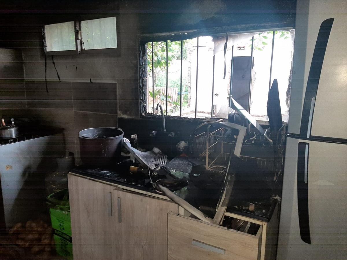 Así quedó la casa de la mujer luego del ataque de los narcos. (Gentileza: Cadena 3)