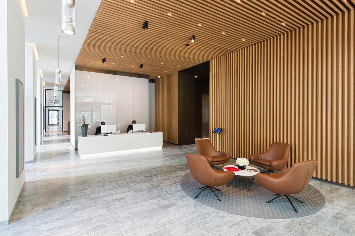 Siempre es recomendable consultar a expertos en construcción y arquitectura sostenible para obtener información más detallada y precisa sobre las propiedades específicas de las maderas.