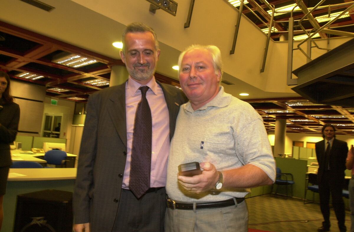 Miguel "Tubo" Durán junto al director de La Voz, Carlos Jornet y uno de sus tantos premios.