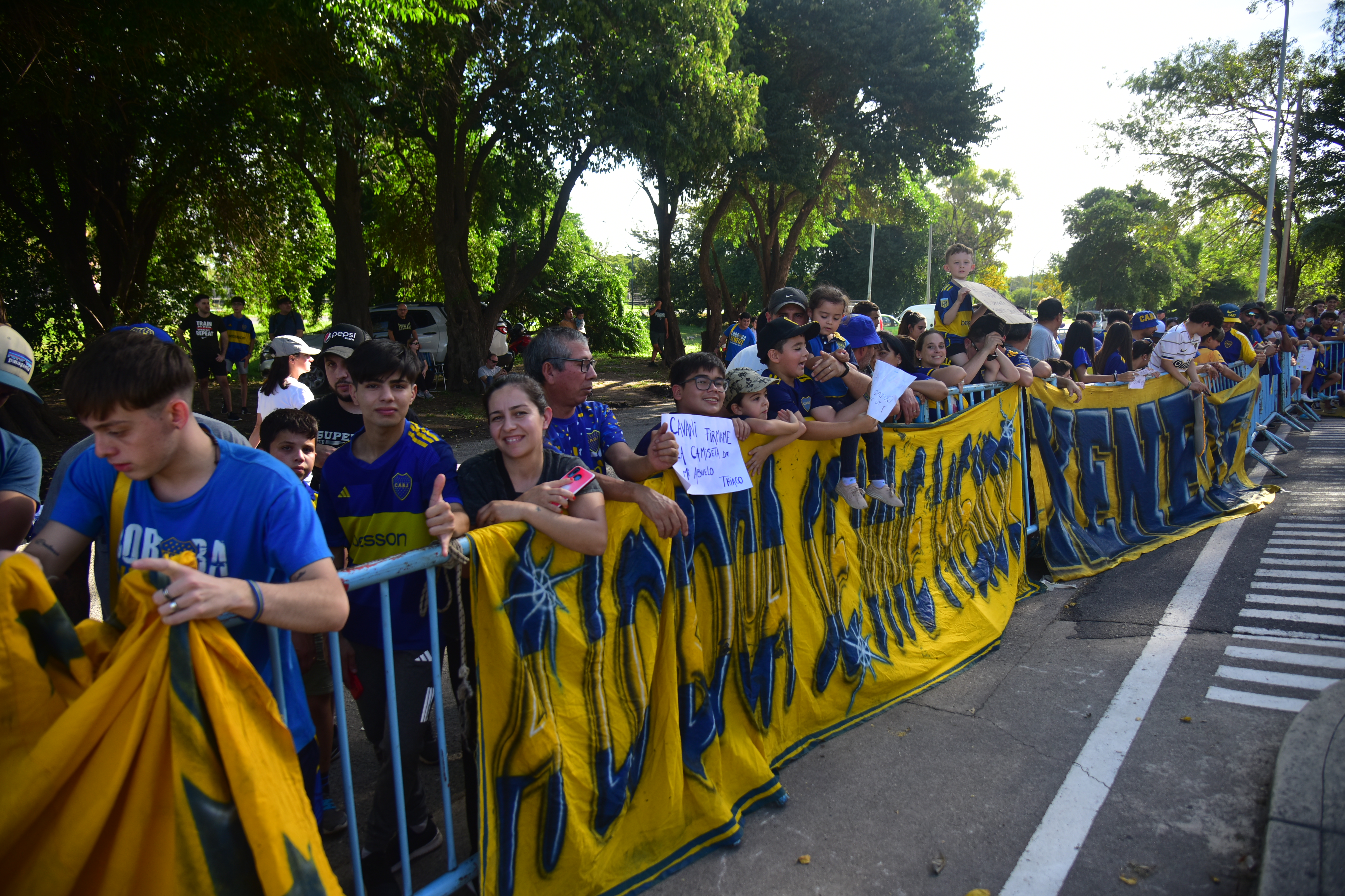 Los hinchas de Boca, en la llegada del equipo a Córdoba. (Pedro Castillo / La Voz)