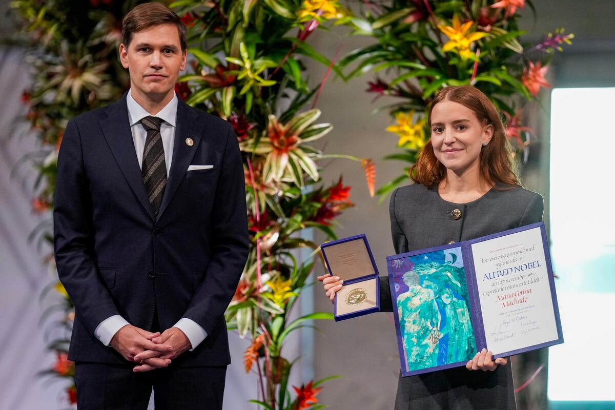 La hija de la ganadora del Premio Nobel de la Paz, Ana Corina Sosa, acepta el premio en nombre de su madre. (AP)