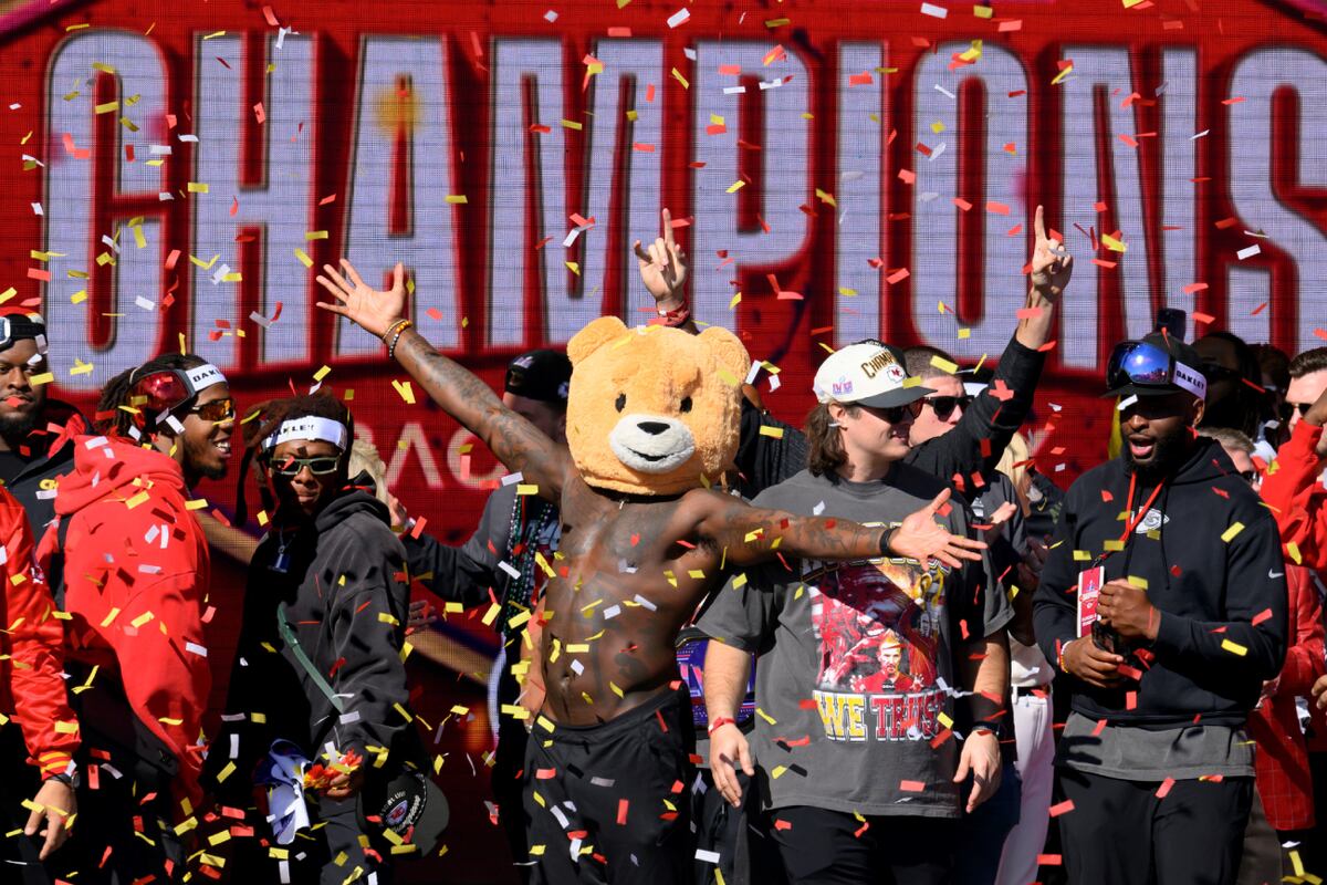 Los festejos durante el desfile de victoria en Kansas City por el Super Bowl, momentos antes del ataque. (AP / Reed Hoffmann)