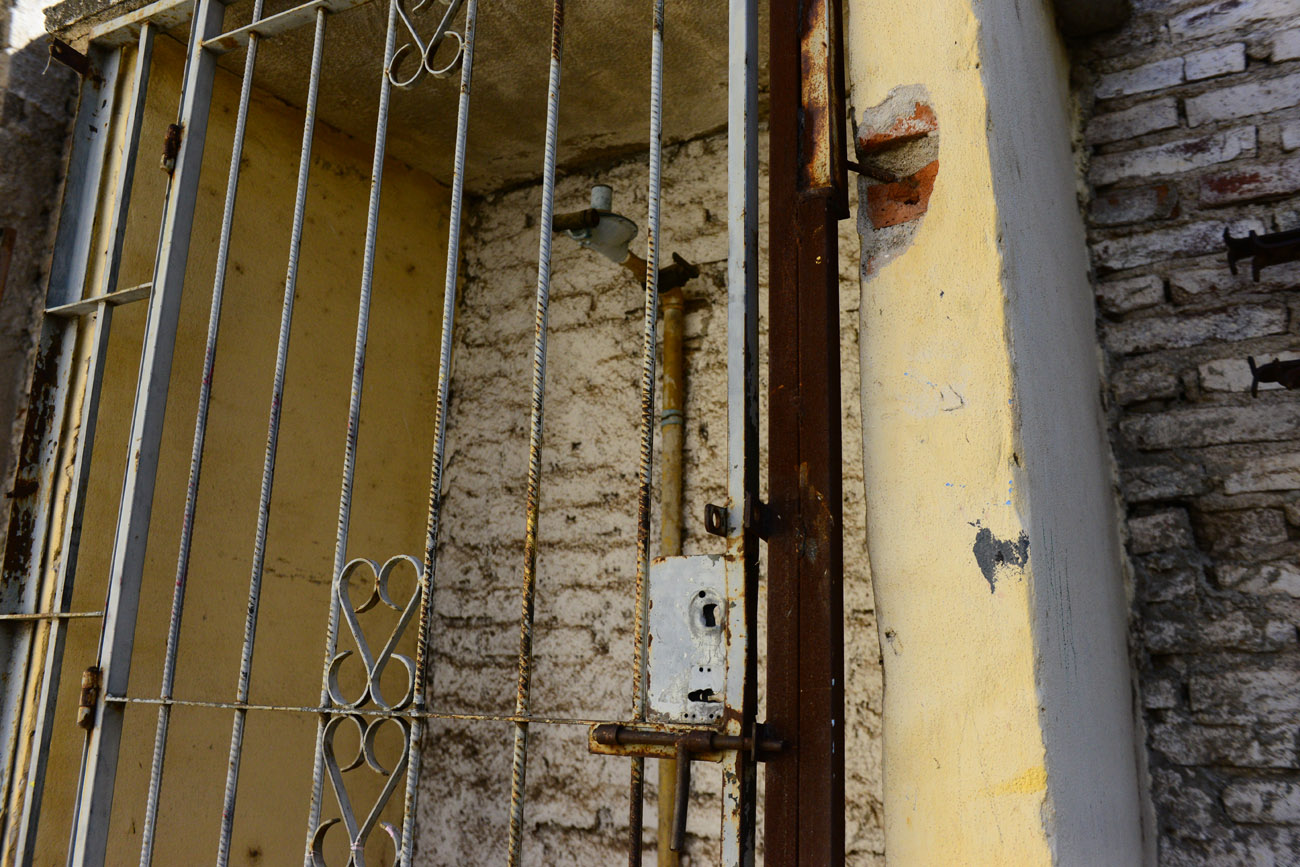 Para robar el cobre, los ladrones dañaron la instalación de gas del comedor, imprescindible para su funcionamiento. (José Gabriel Hernández / La Voz)