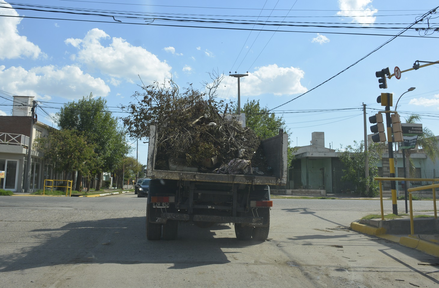 Desde hace una semana, camiones van y vienen con restos de ramas y escombros que dejó el vendaval en Río Primero (La Voz)