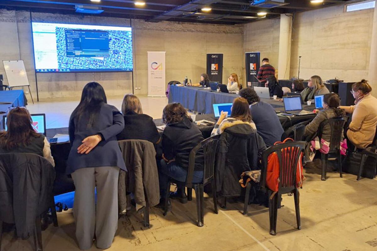 Clase del curso de QGIS para técnicos de municipios de gobiernos locales y profesionales de la arquitectura.