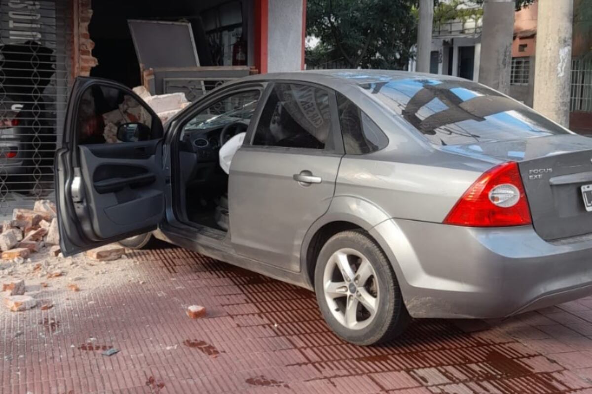 Ciudad de Córdoba. Perdió el control del auto y se incrustó en el frente de una concesionaria. (Policía)
