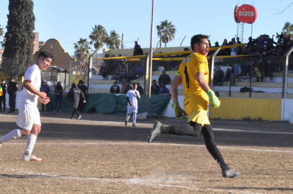 Tomás Güizzo, arquero y figura del Deportivo Norte de Alta Gracia en Liga Cordobesa. Estuvo 10 años en Talleres. (Gentileza Celeste Azabal / Prensa Deportivo Norte).