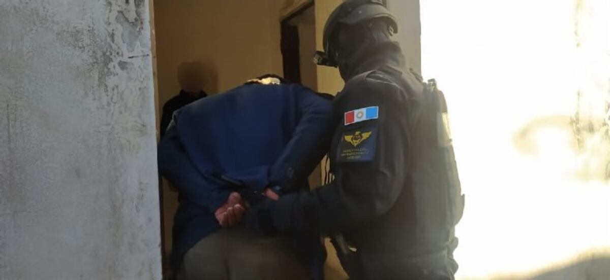 La policía detuvo a cuatro personas y varias dosis de estupefacientes