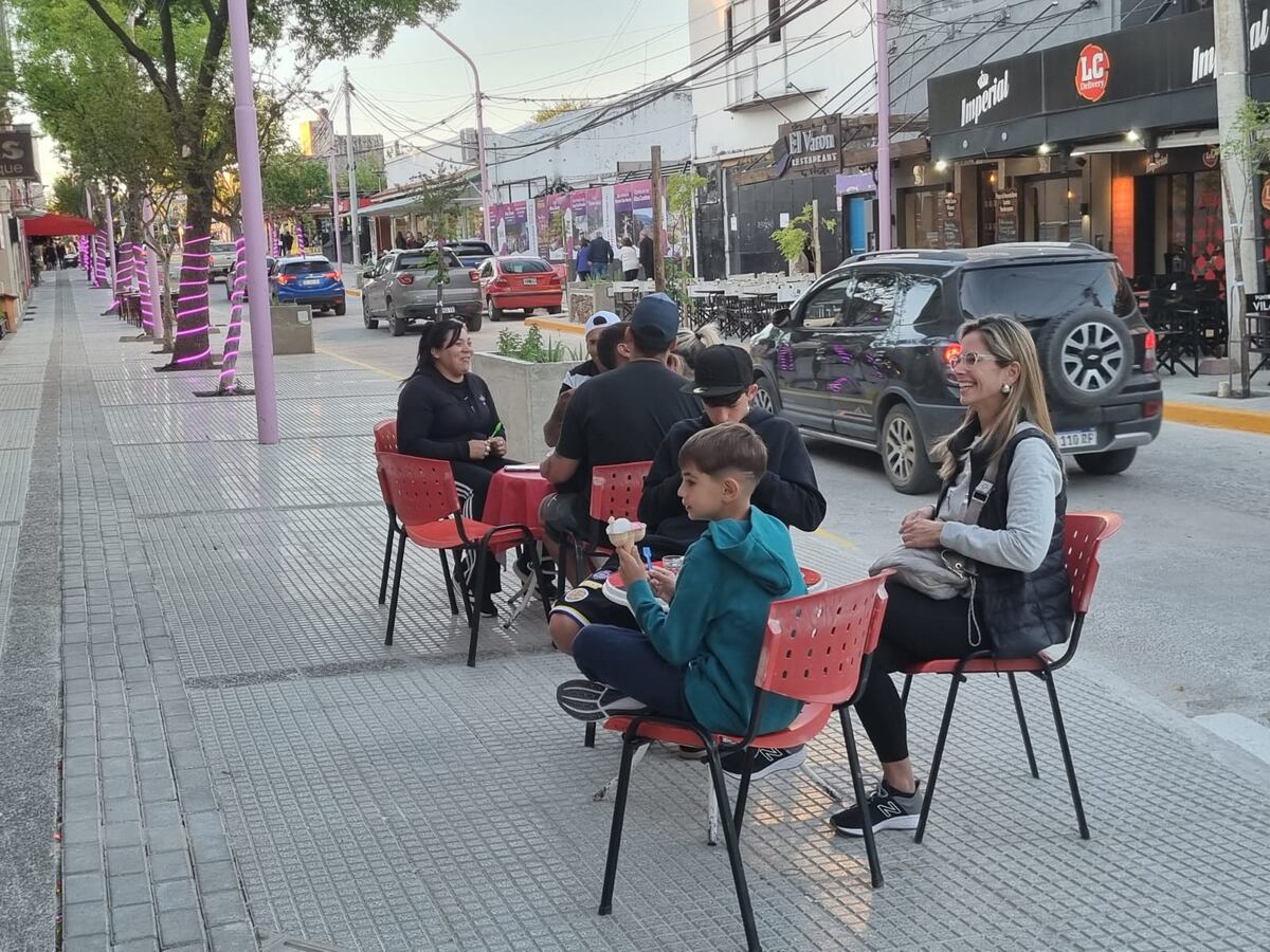 La remodelada calle céntrica de Mina Clavero (La Voz)