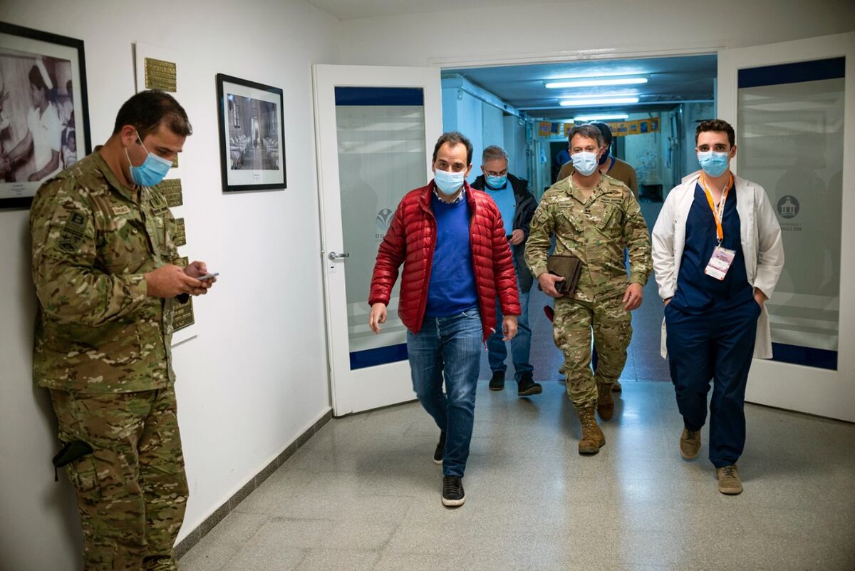 El médico falso, en el hospital de Río Cuarto, junto a autoridades municipales y del COE. Fue durante el pico de la pandemia.