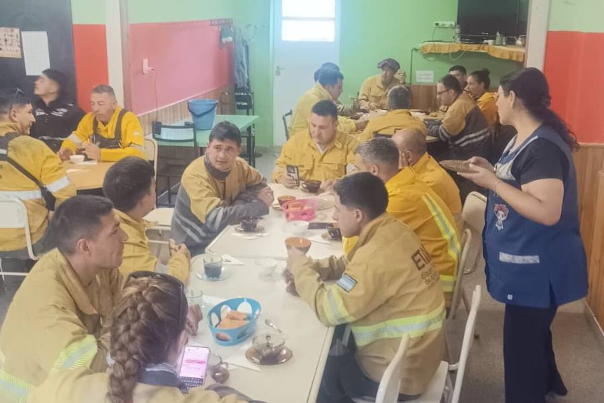 El desayuno en la escuela antes de salir a combatir el fuego. (Plan Manejo del Fuego)