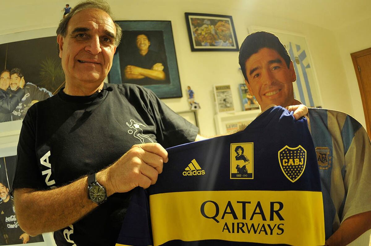 Alfredo Chaguri es contador y fanatico de Boca y de Diego Maradona a quien ha seguido por todo el mundo en mundilaes y en Boca y tiene diversos recuerdo con el y sobre a 10 meses de su muerte lo recuerda 23 septiembre 2021 foto Javier Ferreyra