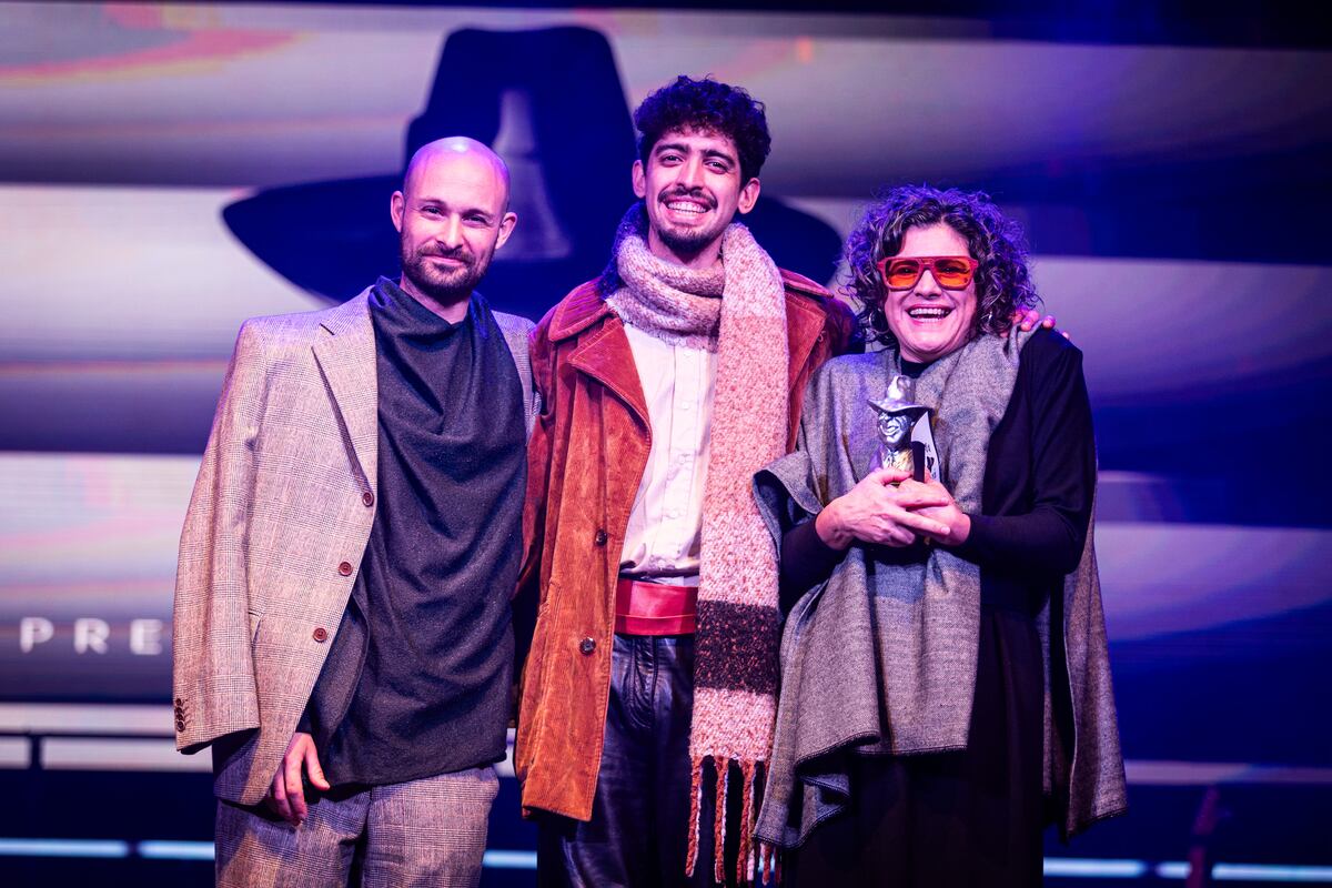 La ganadora del premio Gardel a mejor canción de folklore junto a su hijo Juan, productor (al medio), y a Juan Iñaki, colaborador cercano (a la izquierda). (Ignacio Arnedo/Premios Gardel).