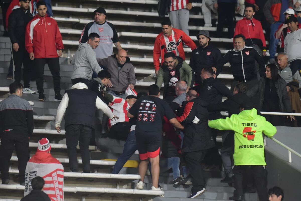 Peleas entre hinchas de Instituto en la platea Ardiles. (José Gabriel Hernández / La Voz)