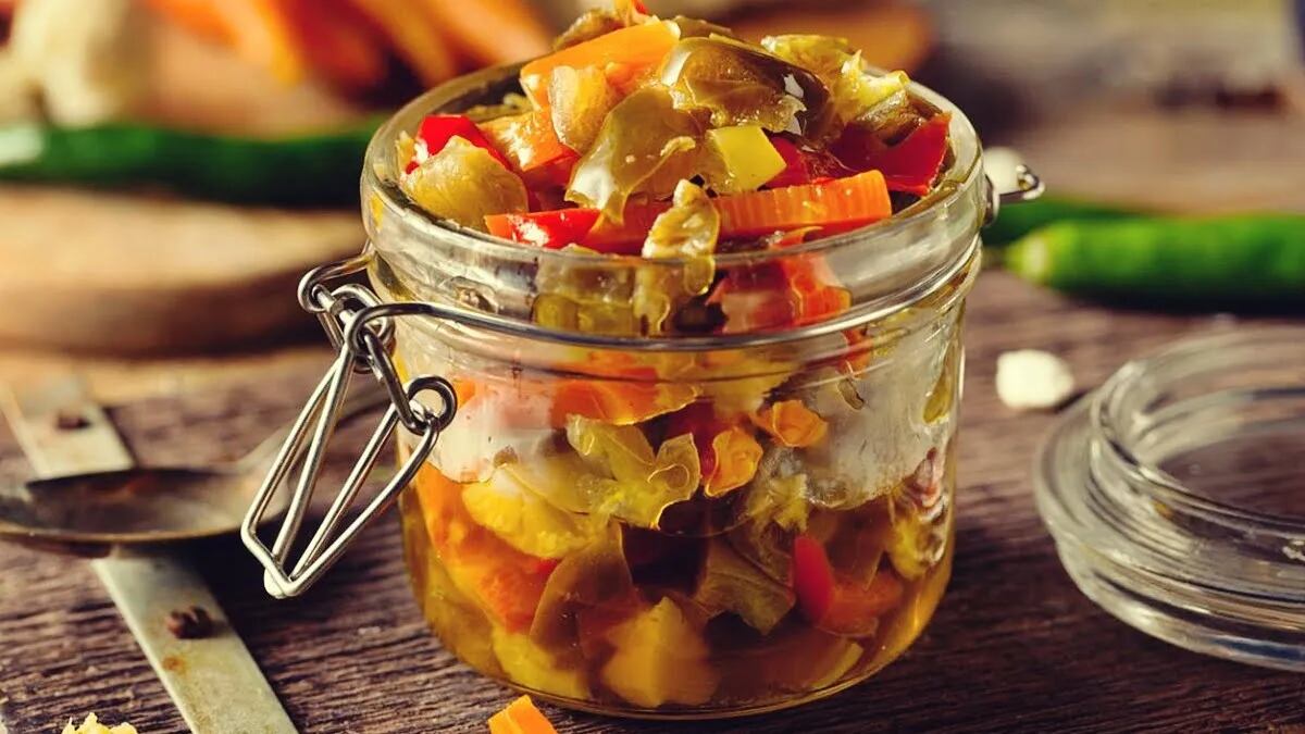 Para preparar pollo al escabeche solo necesitás ingredientes que conseguís en la verdulería más cercana.