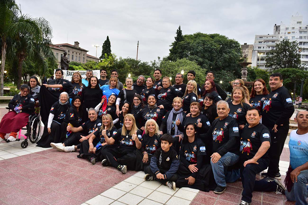 Folclore en la Plaza Colón. La historia de Raíces Argentinas, el grupo que baila en el centro de Córdoba. (José Gabriel Hernández/La Voz)