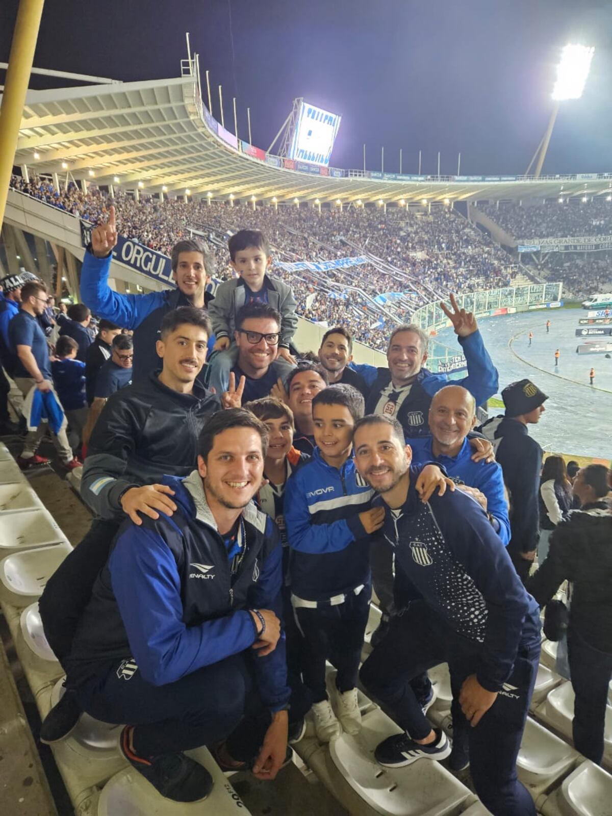 La familia de Vadim Barrera yendo a ver a Talleres. (Gentileza)