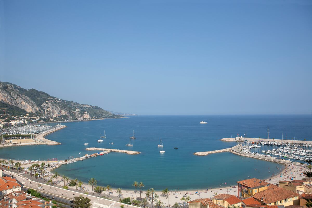En Menton vivió Jean Cocteau, poeta, pintor y director de cine, que cuenta con su propio museo. Algunos restaurantes y hoteles como  Napoleon llevan sus clásicas siluetas y perfiles impresas en las paredes.