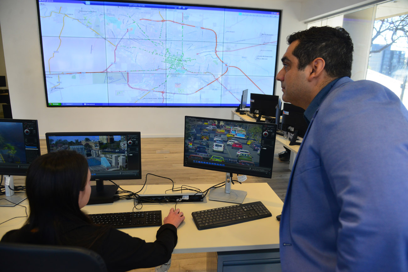 El Centro de Control de Tránsito de la Municipalidad de Córdoba monitorea las cámaras colocadas en diferentes puntos de la ciudad. (Nicolás Bravo / La Voz)