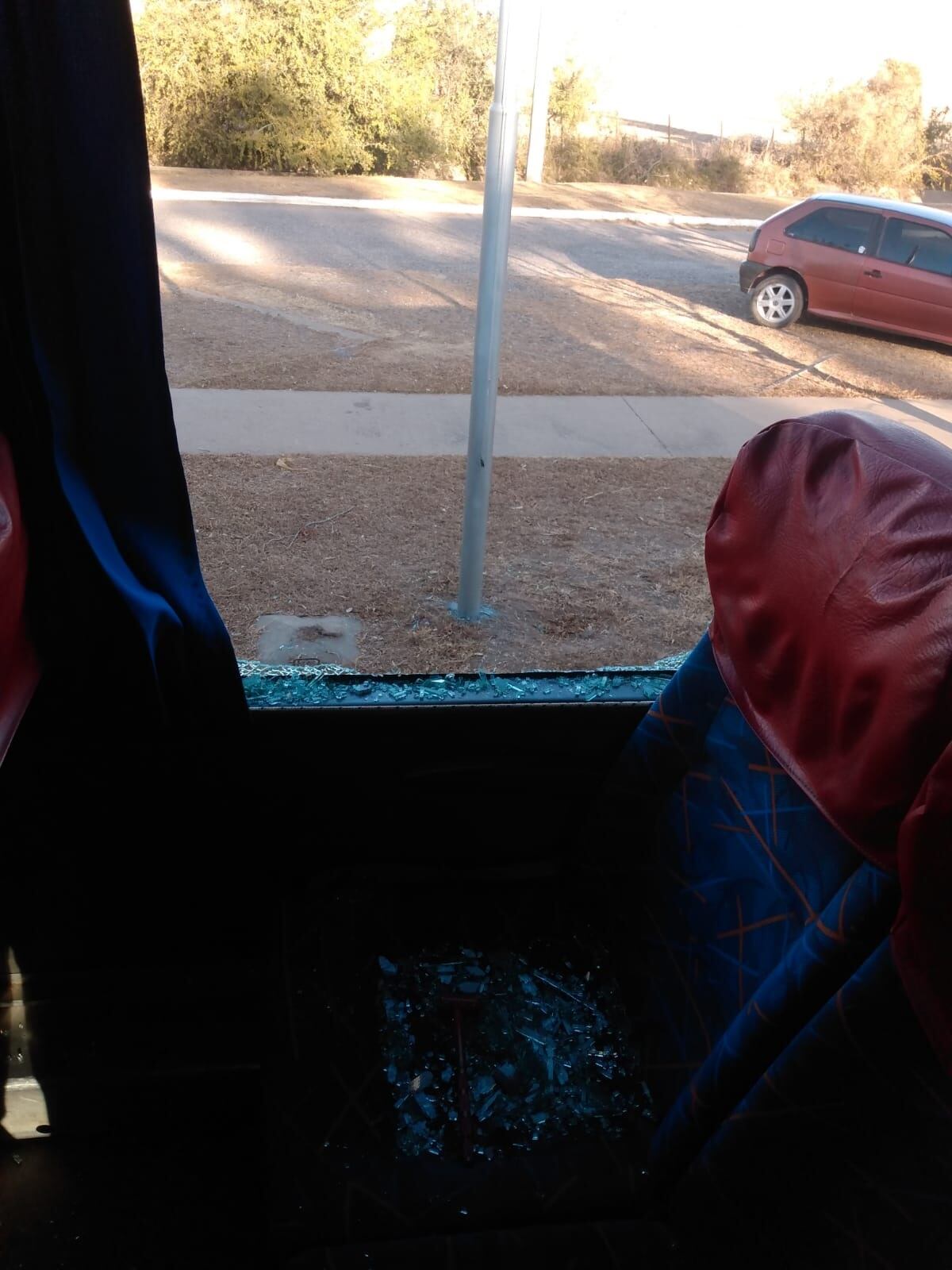 Una ventanilla de la unidad quedó dañada por la pelea. (Policía)