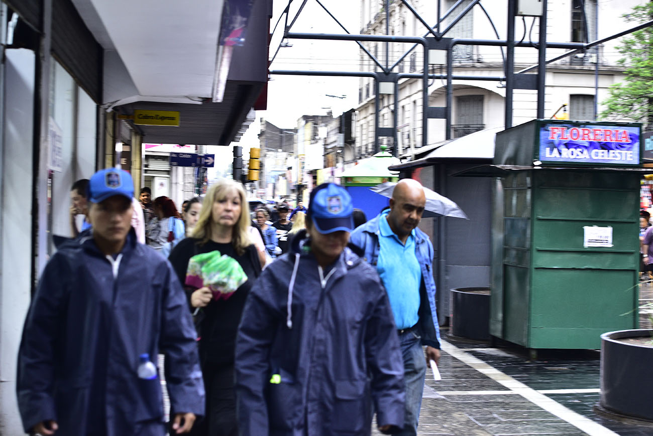 Presencia policial en la peatonal luego de los rumores de saqueos del día anterior. Foto José Hernández